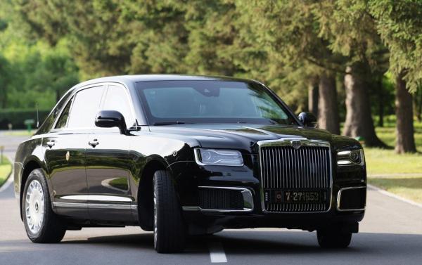 Mobil Aurus Senat buatan Rusia yang dihadiahkan Presiden Vladimir Putin kepada Pemimpin Korea Utara Kim Jong Un. (Foto: Sputnik via Reuters)