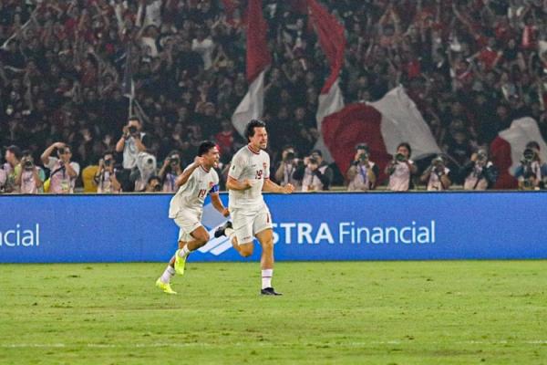 Gelandang Timnas Indonesia Thom Haye (19) merayakan gol perdananya ke gawang Filipina pada matchday 6 putaran kedua Kualifikasi Piala Dunia 2026 zona Asia di Stadion Utama Gelora Bung Karno, Selasa (11/6/2024). (Foto: MPI/Aldhi Chandra)