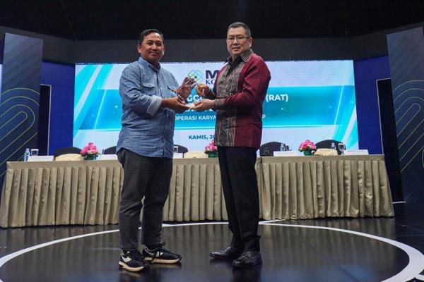 Deputi Bidang Perkoperasian Kemenkop UKM, Ahmad Zabadi (kiri) bersama Executive Chairman MNC Group, Hary Tanoesoedibjo (kanan) saat menghadiri Rapat Anggota Tahunan (RAT) Koperasi Karyawan MNC Group. (Foto: Aldi Chandra/MNC Portal)