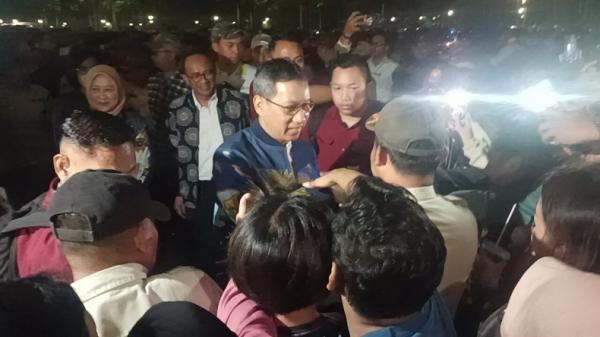 Momen Heru Budi Bagi-bagi Hadiah di Puncak HUT Ke-497 Jakarta di Monas