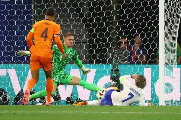 Striker Prancis Antoine Griezmann (7) mendapatkan Striker Prancis Antoine Griezmann (7) mendapatkan peluang, namun usahanya digagalkan kiper Belanda Bart Verbruggen pada matchday kedua Grup D Euro 2024 di Red Bull Arena, Leipzig, Jerman, Sabtu (22/6/2024) dini hari WIB. (Foto: REUTERS)