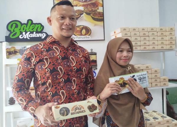 Pasutri pemilik Bolen Malang Pasangan suami istri (pasutri) Sony Darmawan dan Ismiati Solihah pemilik Bolen Malang. (Foto: Avirista Midaada/MNC Portal)