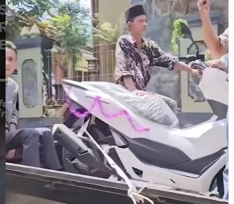 Tangkapan layar motor Honda PCX sebagai seserahan seorang pria di Kabupaten Pati. (Foto: Instagram)