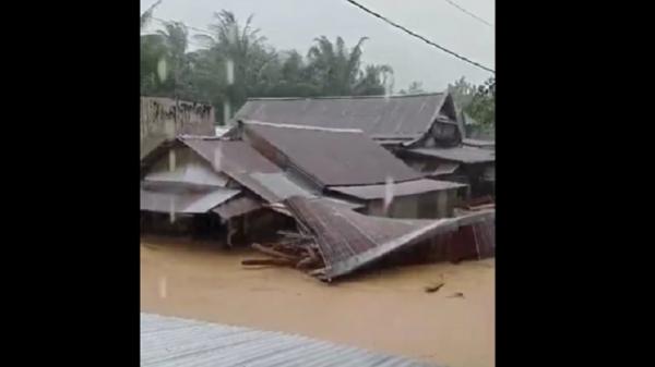 Detik-detik rumah warga di Kabupaten Donggala, Sulawesi Tengah hanyut terbawa arus banjir. (Foto: Istimewa).