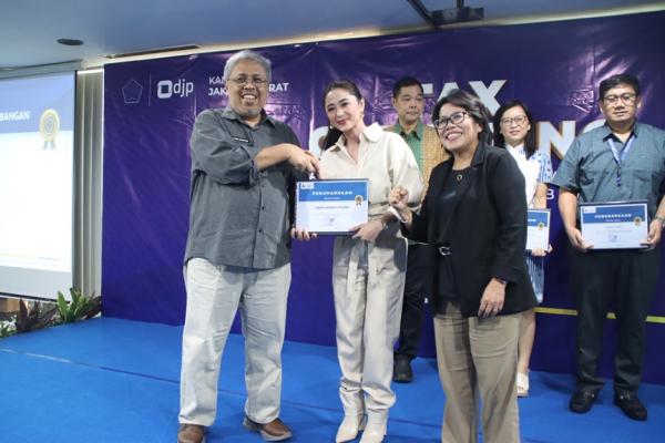 Dewi Perssik menjadi salah satu wajib pajak yang menerima apresiasi dalam kegiatan Tax Gathering 2024. (Foto: Dok. Kanwil DJP Jakarta Barat)