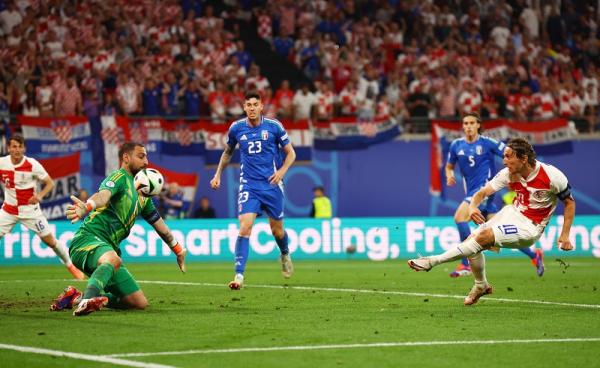 Kapten Timnas Kroasia Luka Modric menjebol gawang Italia pada laga terakhir Grup B Euro 2024 di Stadion Red Bull Arena, Leipzig, Selasa (25/6/2024) dini hari WIB. (Foto: REUTERS)