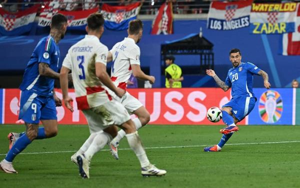 Pemain Italia Matteo Zaccagni mencetak gol ke gawang Kroasia pada laga terakhir Grup B Euro 2024 di Stadion Red Bull Arena, Leipzig, Selasa (25/6/2024) dini hari WIB. (Foto: REUTERS)