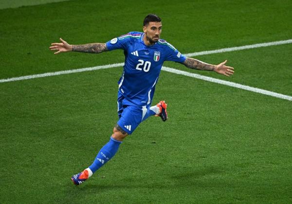 Pemain Timnas Italia Mattia Zaccagni merayakan golnya ke gawang Kroasia pada injury time laga terakhir Grup B Euro 2024 di Red Bull Arena, Leipzig, Jerman, Selasa (25/6/2024) dini hari WIB. (Foto: REUTERS)