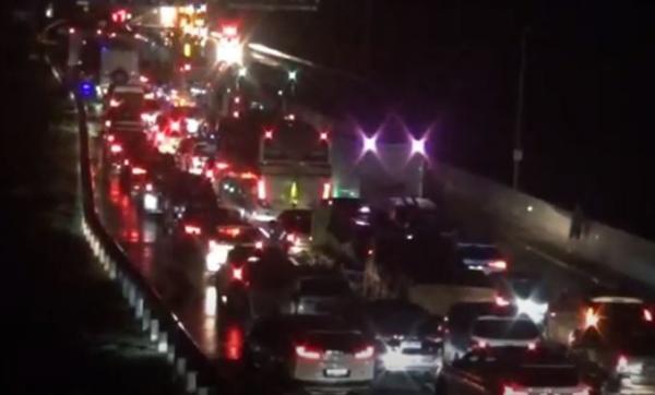 Arus lalu lintas di ruas Jalan Tol Ngawi-Solo macet total imbas truk tangki BBM terbakar, Selasa (25/6/2024) malam. (Foto: iNews)