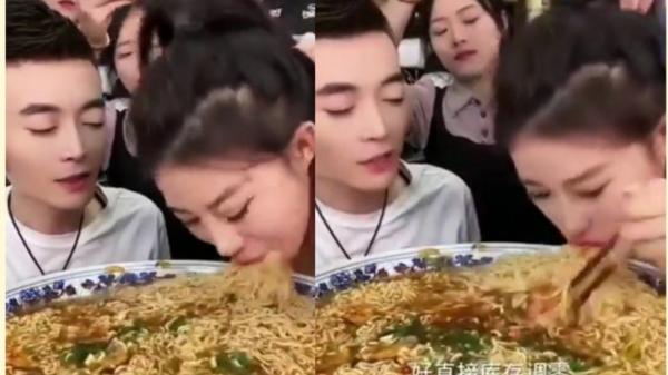 Viral Food Vlogger Makan Mi tanpa Dikunyah, Kenali Bahayanya agar Gak Ditiru!