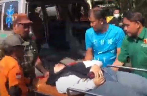 Korban kecelakaan beruntun bus rombongan wisata siswa SMP di Mojokerto dievakuasi ke rumah sakit. (Foto: iNews)