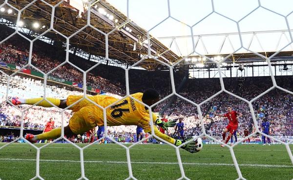 Calon kiper Timnas Indonesia Maarten Paes murka lihat aksi Mike Maignan tepis penalti Robert Lewandowski diulang. (Foto: REUTERS)