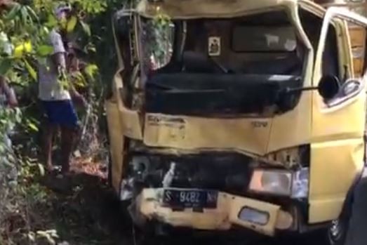 Kondisi truk ringsek usai kecelakaan beruntun dengan bus dan motor di Mojokerto. (Foto: iNews)