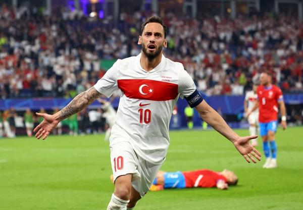Gelandang Turki Hakan Calhanoglu (10) merayakan golnya ke gawang Republik Ceko pada matchday ketiga Grup F Euro 2024, di Volksparkstadion, Hamburg, Jerman, Kamis (27/6/2024) dini hari WIB. (Foto: REUTERS)