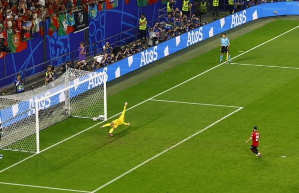 Pemain Georgia Georges Mikautadze mencetak gol dar Pemain Georgia Georges Mikautadze mencetak gol dari titik penalti ke gawang Portugal pada pada matchday ketiga Grup F Euro 2024 di Arena AufSchalke, Gelsenkirchen, Jerman, Kamis (27/6/2024) dini hari WIB. (Foto: REUTERS)