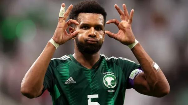 Ali Al Bulayhi Bek Arab Saudi Bek Arab Saudi Ali Al Bulayhi si tukang provokasi bakal jumpa Timnas Indonesia di putaran ketiga Kualifikasi Piala Dunia 2026 Zona Asia. (Foto: The Sun)