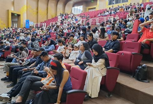 Ribuan peserta audisi Indonesian Idol 2024 di Kota Semarang. (Foto: MPI)