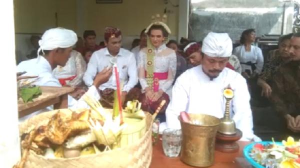 Viral pemuda di Kabupaten Jombang, Jawa Timur menikahi seorang gadis bule cantik asal Hungaria, Lenke Covach. (Foto: Istimewa).