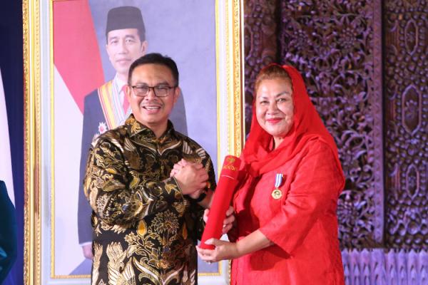 Galakkan Program Pembangunan Keluarga, Mbak Ita Raih Penghargaan Manggala Karya Kencana