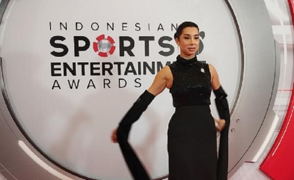 Super Elegan! Ini Potret Irfan dan Jannifer Bachdim di Red Carpet Indonesian Sports and Entertainment Awards 2024 (Foto: Ayu Utami)