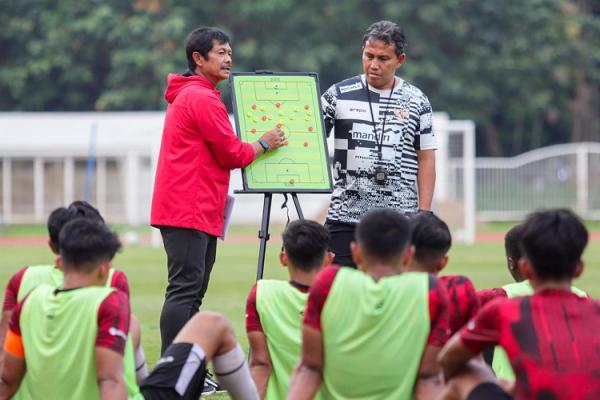 Pelatih Timnas Indonesia U-19, Indra Sjafri, memberi penjelasan taktik kepada armadanya pada pemusatan latihan di Stadion Madya, Senayan, Jakarta, Senin (1/7/2024).  (Foto: MPI/Andri Bagus Syaeful)