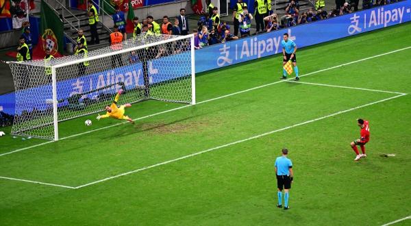 Kapten Timnas Portugal Cristiano Ronaldo sukses menjadi algojo penalti timnya dalam adu penalti kontra Slovenia pada 16 besar Euro 2024 di Waldstadion, Frankfurt, Jerman, Selasa (2/7/2024) dini hari WIB. (Foto: REUTERS)