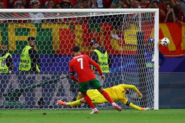Tendangan striker Portugal Cristiano Ronaldo diblok kiper Slovenia Jan Oblak pada Euro 2024 di Waldstadion, Frankfurt, Jerman, Selasa (2/7/2024) dini hari WIB. (Foto: REUTERS)