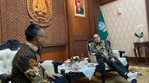 Konjen RI Cape Town Tudiono saat bertemu dengan Pj Gubernur Jatim Adhy Karyono beserta jajaraannya, Selasa (2/7/2024). (Foto: Ist)