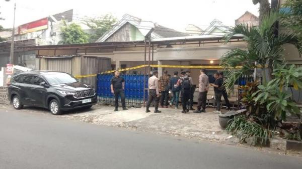 Rumah yang diduga menjadi pembuatan pabrik narkoba di Jalan Bukit Barisan, Kecamatan Klojen, Kota Malang, Jawa Timur. (Foto: MPI/Avirista Midaada)