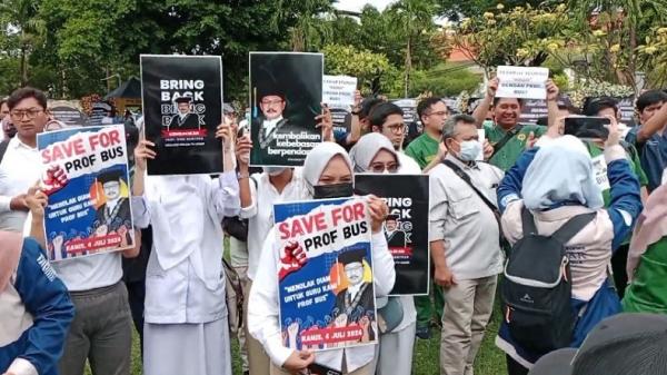 Aksi bela Dekan FK Unair yang dipecat Aksi bela Dekan FK Unair yang dipecat diduga karena menolak rencana Kemenkes mendatangkan dokter asing. (Foto: iNews/Yudha Prawira)