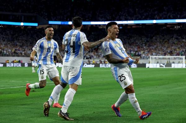Bek Timnas Argentina Lisandro Martinez (kanan) merayakan golnya ke gawang Ekuador pada perempat final Copa America 2024 di di NRG Stadium, Texas, Amerika Serikat, Jumat (5/7/2024) pagi WIB. (Foto: REUTERS)
