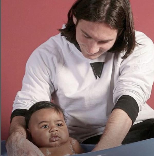 Viral Lionel Messi Mandiin Bayi Lamine Yamal 16 Tahun Lalu, Netizen