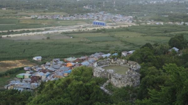 Benteng Otanaha, terbentang kokoh di atas bukit Kelurahan Dembe I, Kota Barat, Kota Gorontalo. (Foto: Indonesia Kaya).