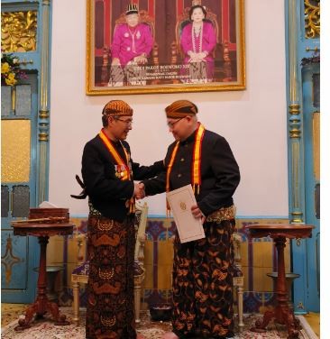 Dosen Program Studi Hubungan Internasional Universitas Presiden, Jababeka, Harryanto Aryodiguno  dapat gelar KRT Dwijdodipuro. (Foto: ist)