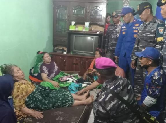 Salah satu korban luka tertimpa reruntuhan bangunan sata gempa M 4,4 mengguncang Batang, Minggu (7/7/2024). (Foto: BNPB)