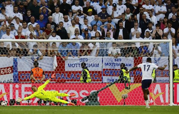 Pemain Timnas Inggris Ivan Tooney sukses mengeksek Pemain Timnas Inggris Ivan Tooney sukses mengeksekusi penalti pada perempat final Euro 2024 kontra Swiss di Merkur Spiel-Arena, Dusseldorf, Sabtu (6/7/2024). (Foto: REUTERS)