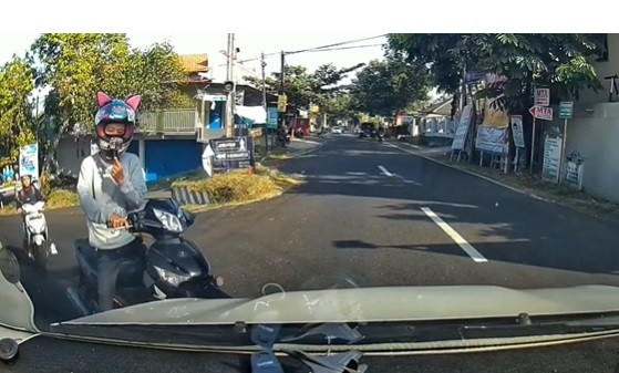 Viral Motovlog Hampir Tertabrak Mobil akibat Tak Mau Ngalah di Persimpangan, Catat Aturannya