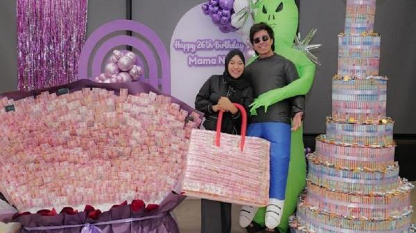 Atta Halilintar Beri Kado Tumpukan Uang Tunai untuk Aurel Hermansyah: Tahun Ini Mentahnya Saja Ya!