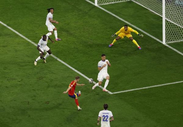 Dani Olmo menjebol gawang Prancis pada semifinal Euro 2024 di Allianz Arena, Munich, Jerman, Rabu (10/7/2024) dini hari WIB. (Foto: REUTERS)