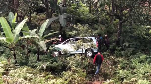 Kecelakaan Mojokerto Rem blong diduga penyebab mobil Toyota Avanza masuk jurang di Mojokerto menewaskan dua orang. (Foto: Sholahudin).