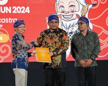 Menag Gus Yaqut meluncurkan Kitab Suci Agama Hindu. (Foto: Kemenag)