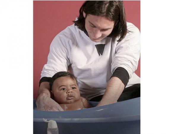 Lionel Messi memandikan Lamine Yamal dalam sebuah sesi pemotretan di Barcelona pada 2007.  (Foto: Instagram @fabriziorom)