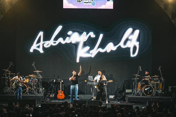 Adrian Khalif Konser Adrian Khalif di panggung Konser untuk Korban Sakit Hati. (Foto: dok E Motion Entertainment)