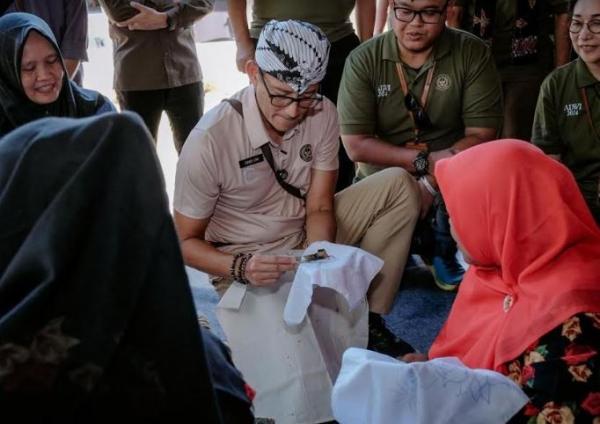 Menparekraf Sandiaga Uno mencoba membuat batik saat berkunjung ke Desa  Wisata Wanureja, Mageang. (Foto: MPI)