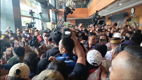 Wartawan Ditendang Pendukung SYL usai Sidang, Iwakum Minta Polisi Usut Tuntas