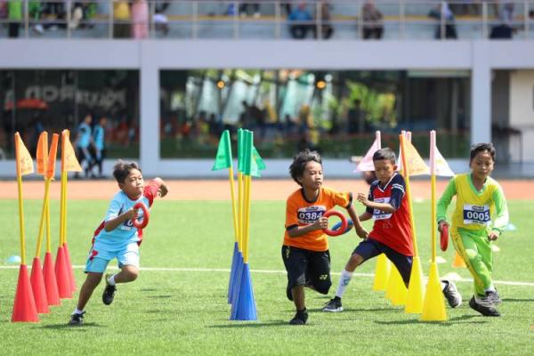 Para siswa antusias berlomba dalam Milklife Athletic Challenge 2024 di Rendeng, Kudus, pada 9-11 Juli 2024. (Foto: MAC)