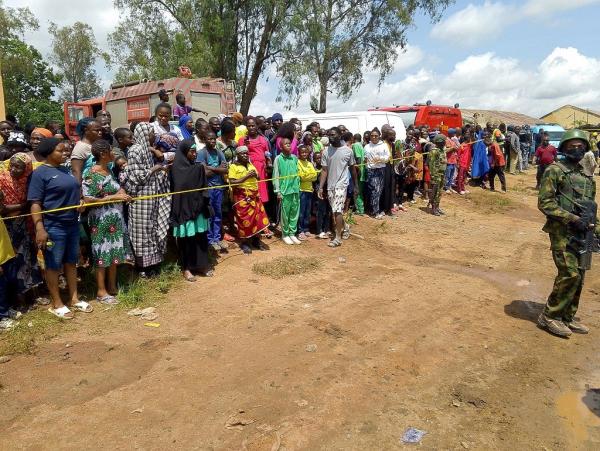 Warga berkumpul di sekitar lokasi ambruknya gedung sekolah Saints Academy di Distrik Jos, Negara Bagian Plateau, Nigeria, Jumat (12/7/2024). (Foto: Reuters)