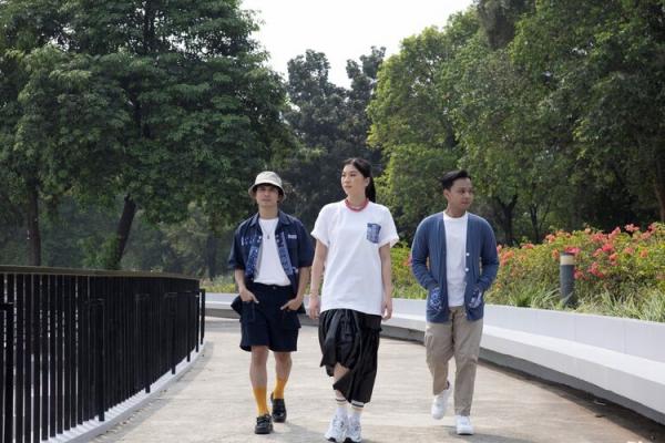 cenderamata Astra dan Bluesville Produk hasil kolaborasi Cenderamata Astra dan Bluesville dikenakan oleh Astra Youth Squad. (Foto: dok Astra)