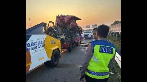 kecelakaan elf tabrak truk di tol solo-semaraang Polisi mengevakuasi minibus Elf yang kecelakaan menabrak truk di Jalan Tol Solo-Semarang, tepatnya Km 497 + 800, Kecamatan Ngemplak, Kabupaten Boyolali, Jawa Tengah, Sabtu (13/7/2024). (Foto: iNews/Tata Rahmanta)