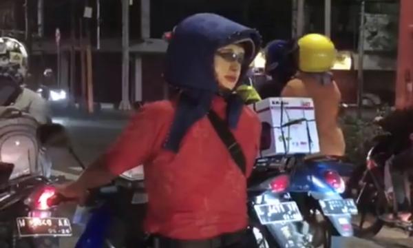 Viral Pengendara Motor Pakai Helm Bermuka 2, Netizen: Seperti Dilihati Serem Banget
